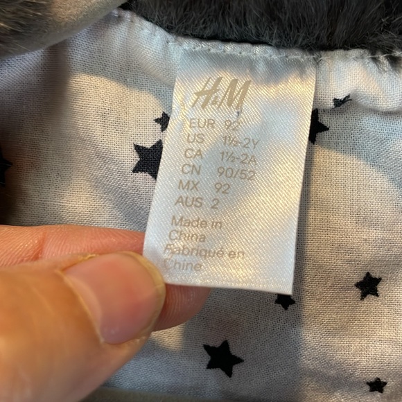H&M Grey Faux Fur Vest with Star Lining - Toddler/Youth Size 18m - 2y - Picture 5 of 7